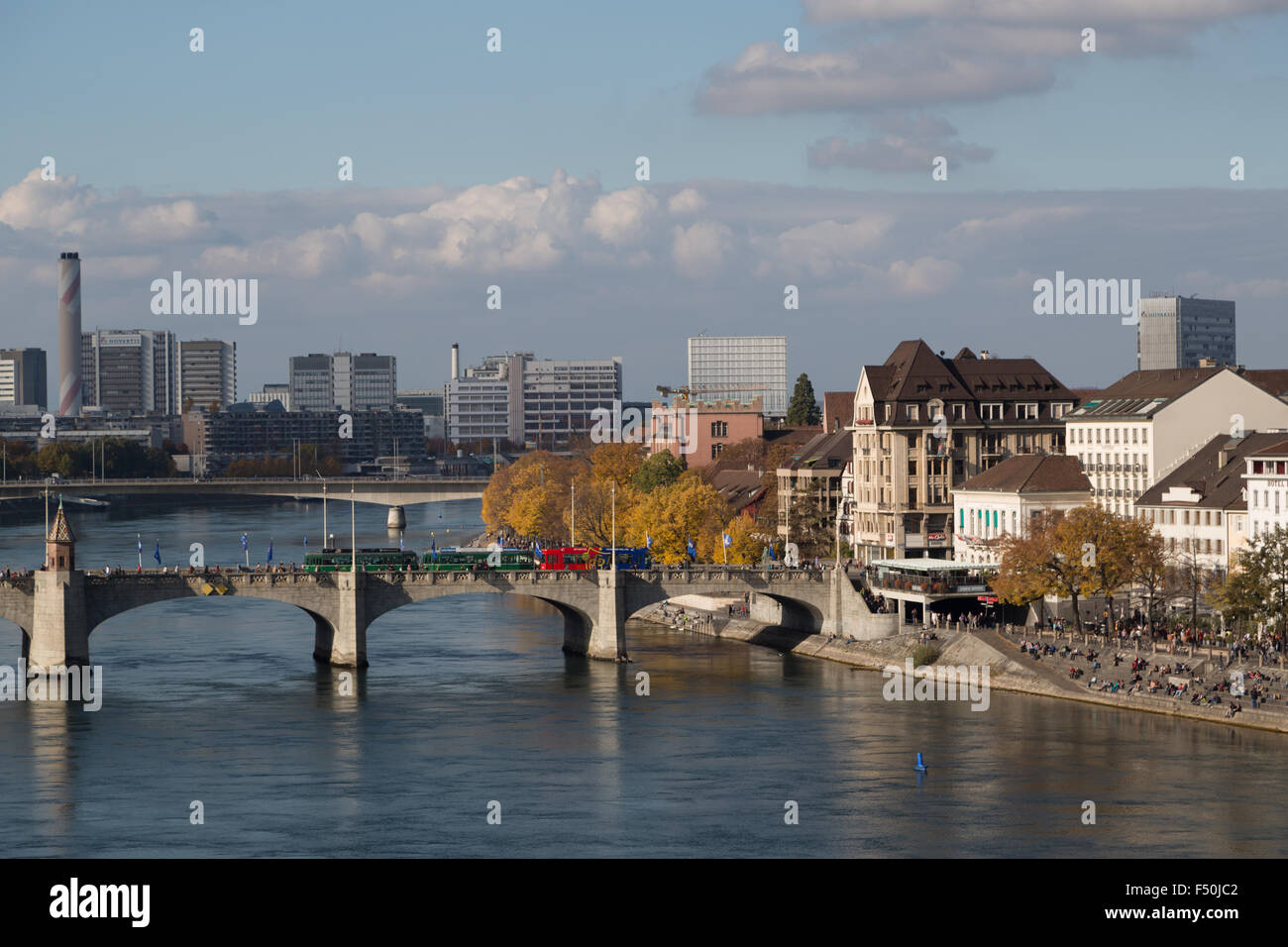 Ein Foto von Basel am Rhein in der Schweiz im Herbst. Basel ist die drittgrößte Stadt der Schweiz. Stockfoto
