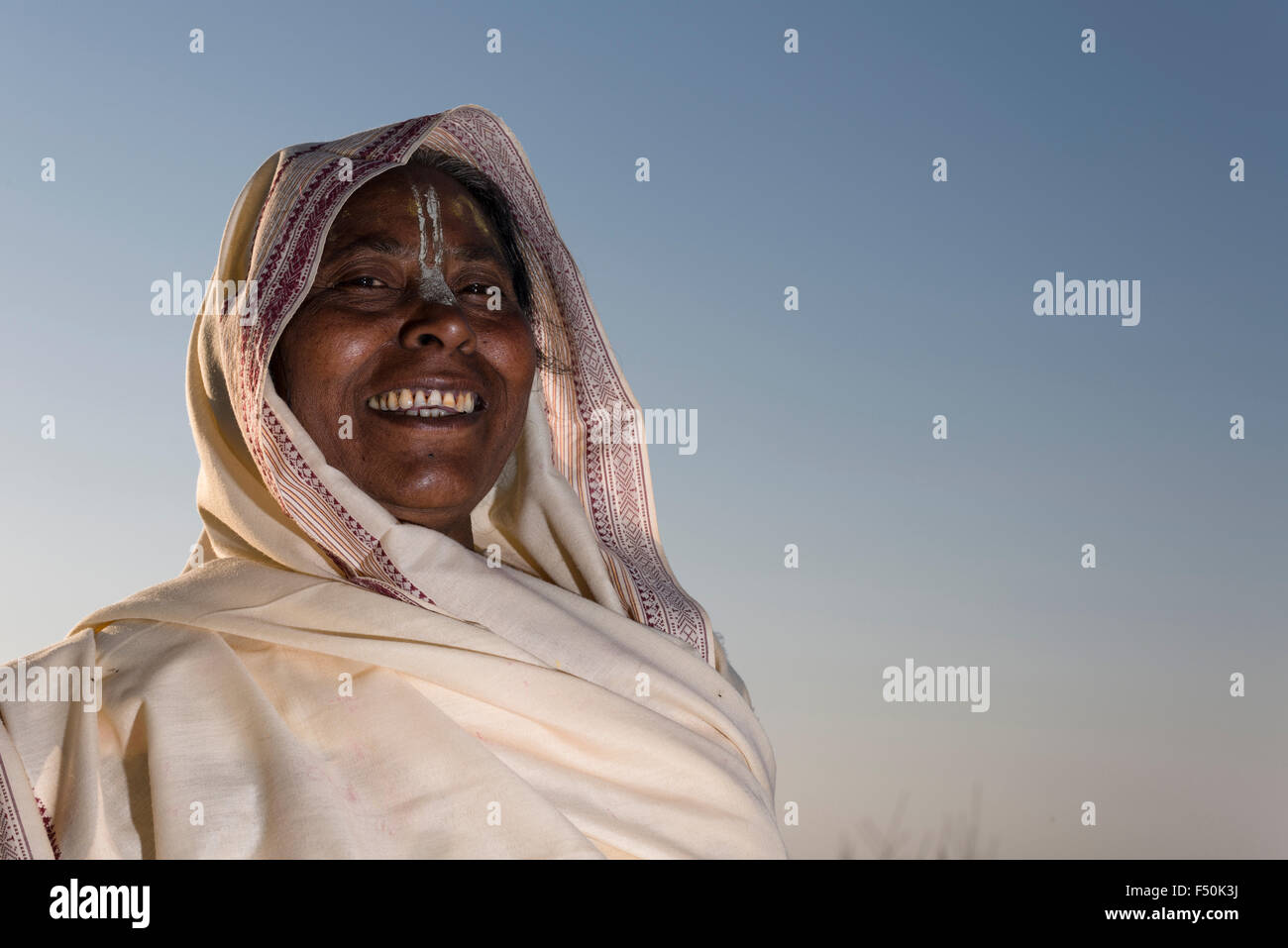 Porträt einer älteren Frau, die Krishna Devotees, freundlich lächelnd Stockfoto