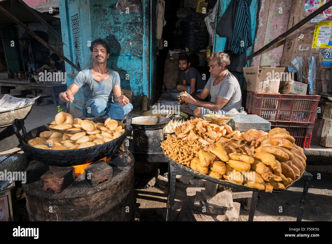 Frittierte Snacks wie Samosa befinden sich in einer kleinen Straße des alten ummauerten rosa Stadt vorbereitet Stockfoto