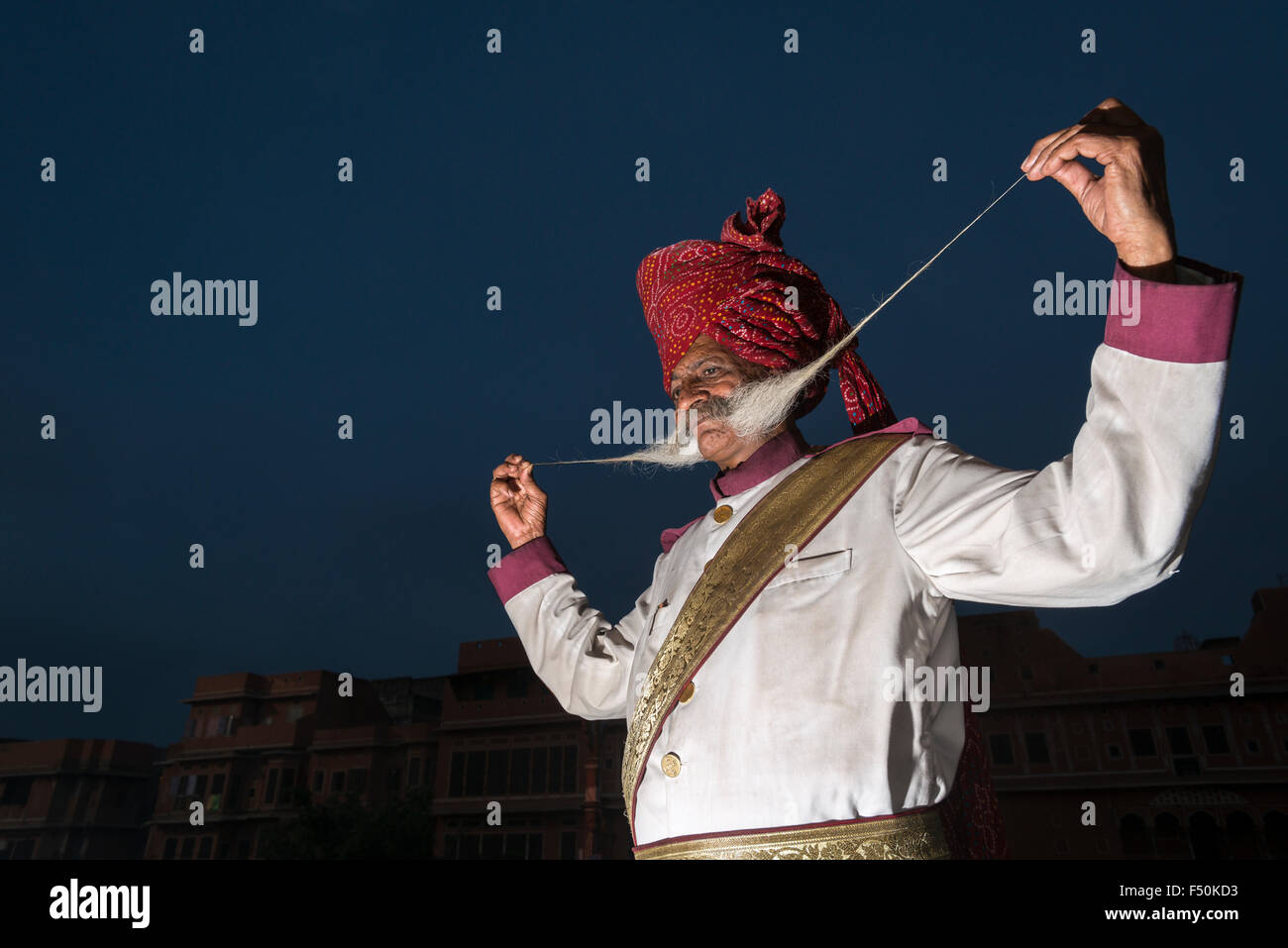 Ein älterer Mann, rajput, ist stolz präsentieren seinen mehr als einem Meter langen Schnurrbart in einem kleinen Straße des alten ummauerten Pink City Stockfoto