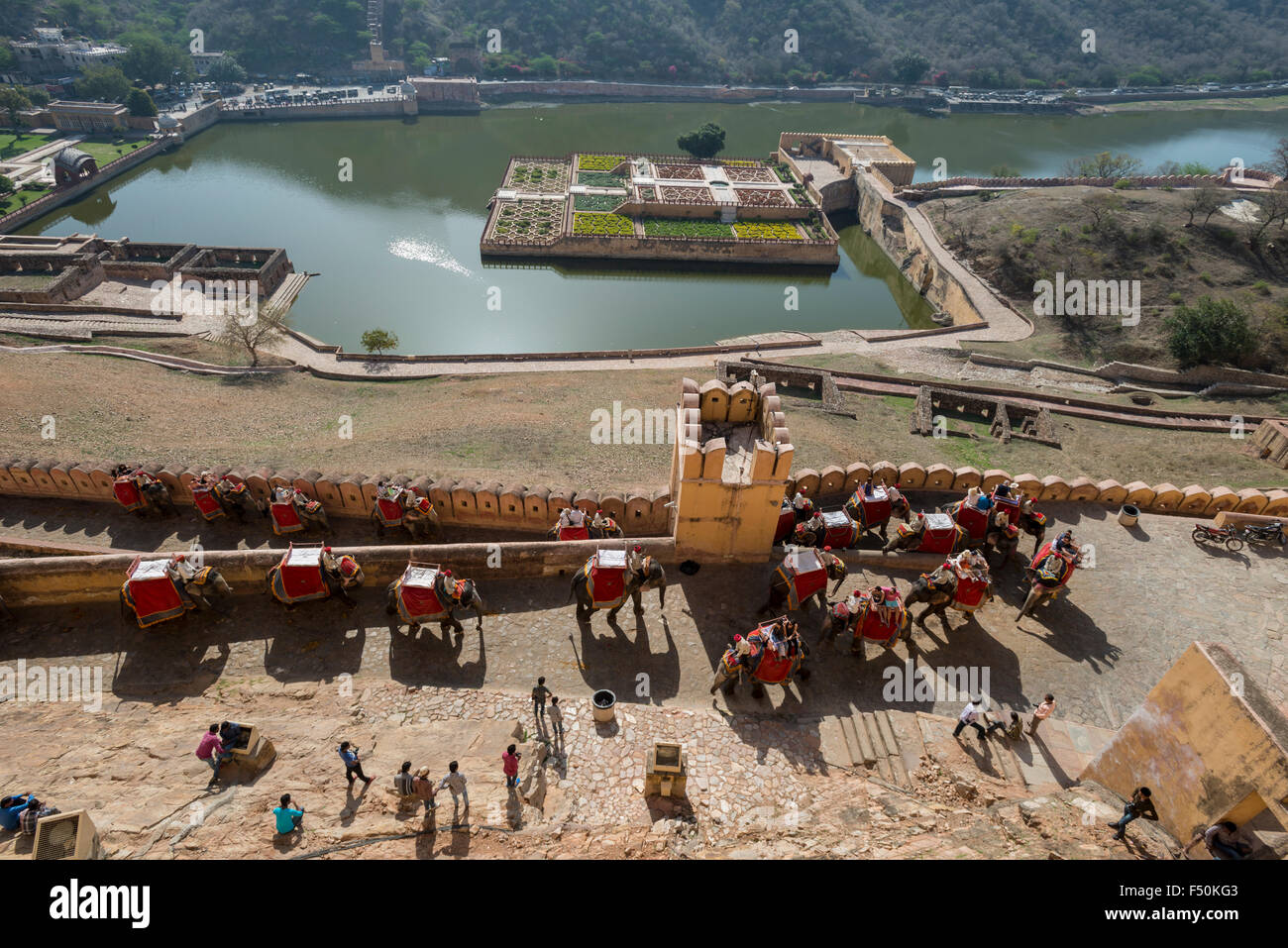 Die maota See und die Gärten von Fort Amber gesehen, Touristen auf die Elefanten sind eine Fahrt bis zu den Schlössern Stockfoto