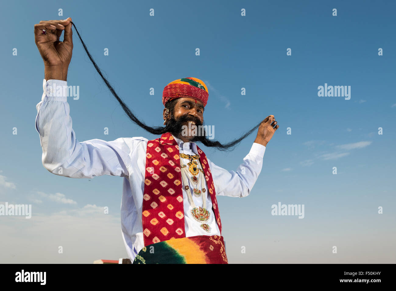 Vijai Kumar Modi, ein Rajput präsentiert stolz seinen 1,50 Meter langen schwarzen Schnurrbart Stockfoto