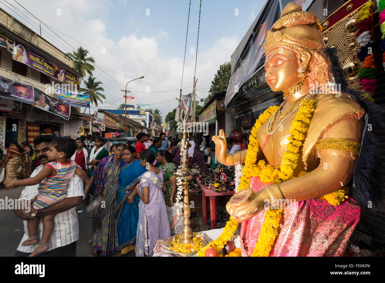Eine Statue von attakul Devi Tempel Einrichten in einer belebten Straße während der pongala Festival Stockfoto