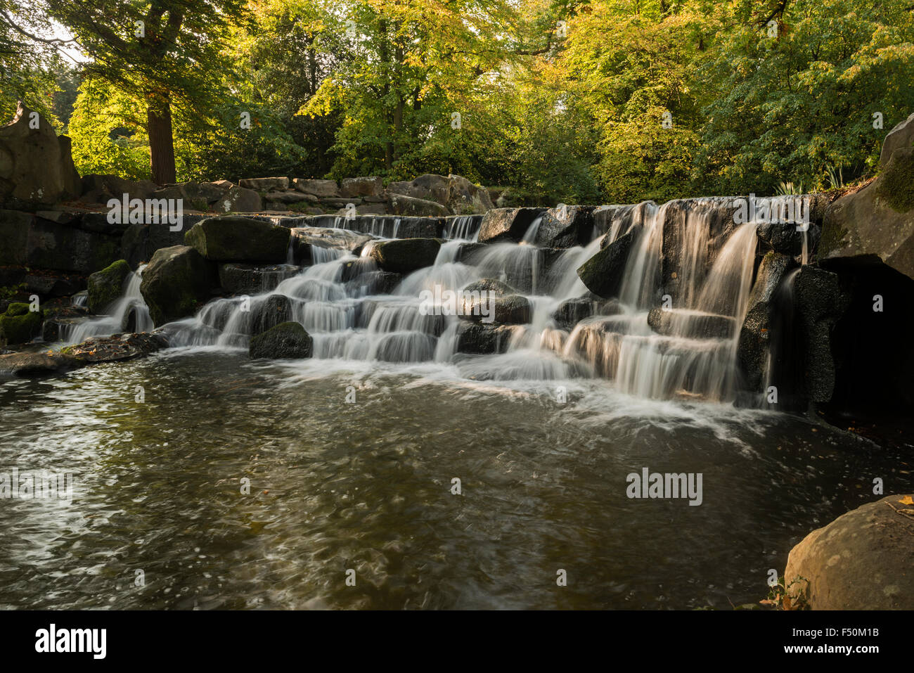 Wasserfall bei Virginia Water Lake Virginia Water Surrey England Großbritannien Stockfoto