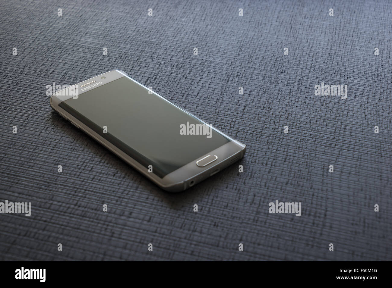 Samsung Galaxy S6 Edge Smartphone auf einen Tisch legen Stockfoto