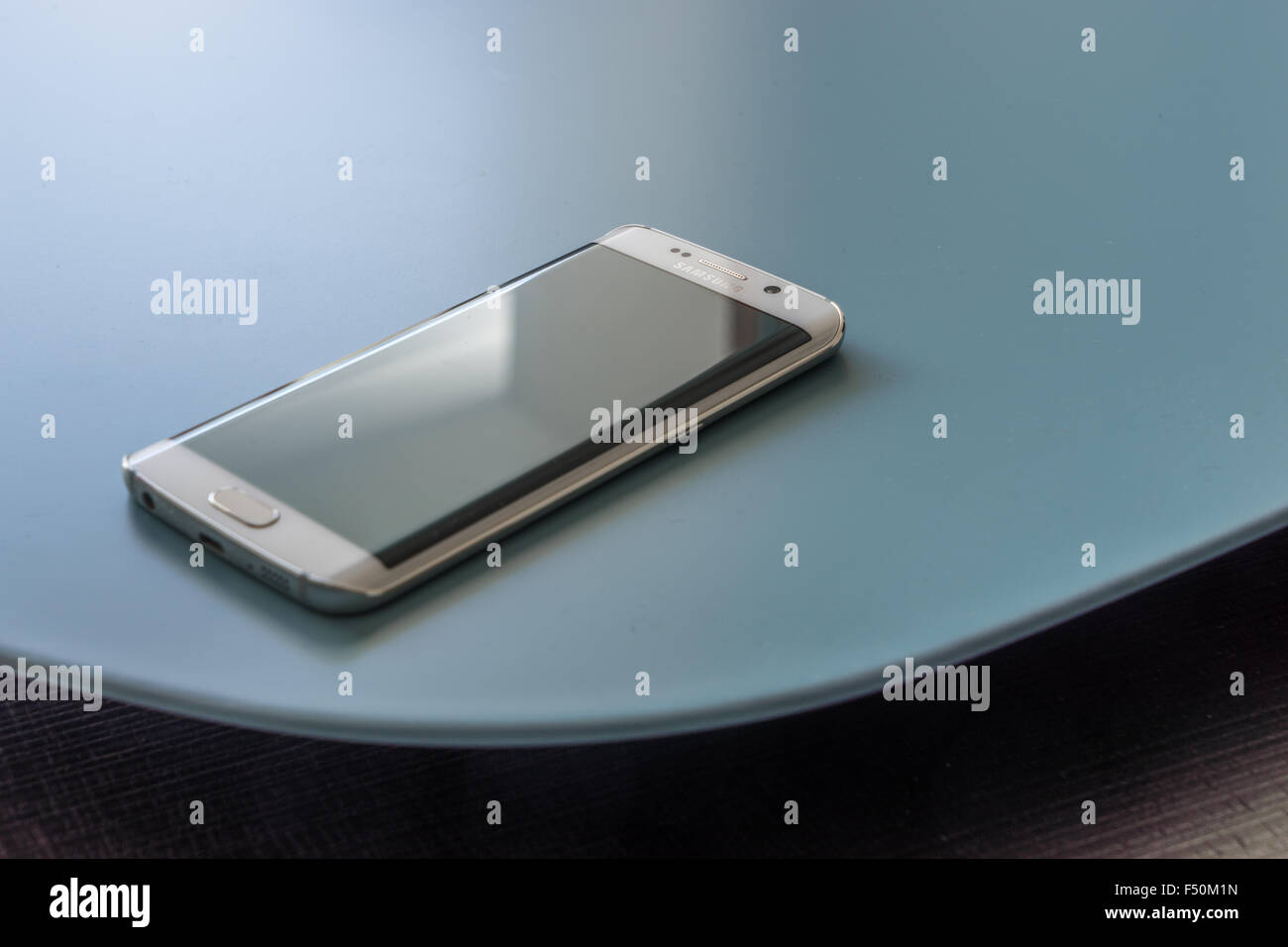 Samsung Galaxy S6 Edge Smartphone auf einen Tisch legen Stockfoto