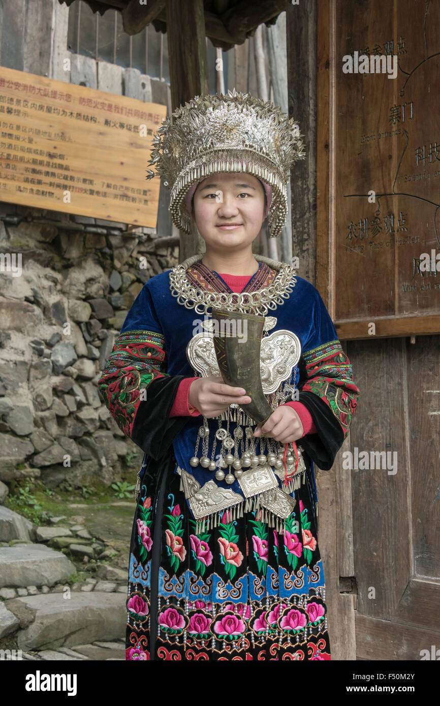 Traditionelle Begrüßung Langde Shang Miao Dorf, Guizhou Provinz, China Stockfoto