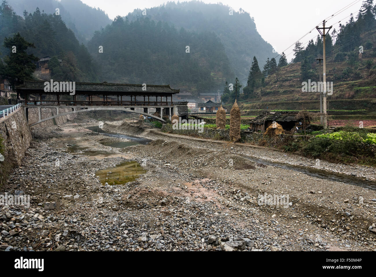 Wind und Regen Brücke, Reis Stroh stapeln, Danjiang Fluss, Leigong Berge, Langde Shang Miao Dorf, Guizhou Provinz, China Stockfoto