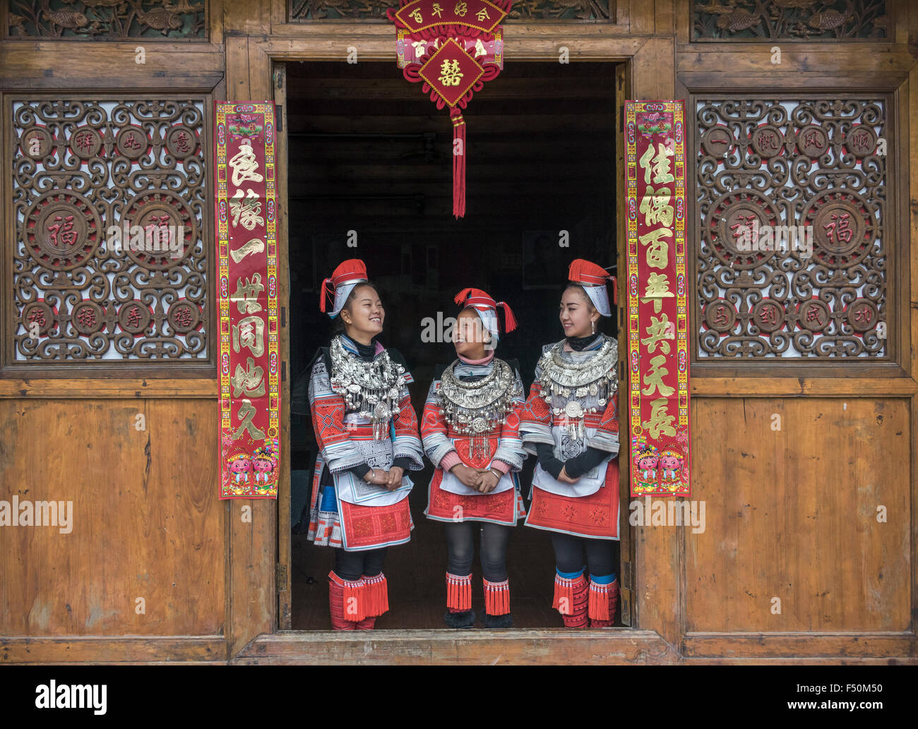 Frauen aus ethnischen Minderheiten ge Jia in traditioneller Kleidung, Matang Dorf, Guizhou Provinz, China Stockfoto