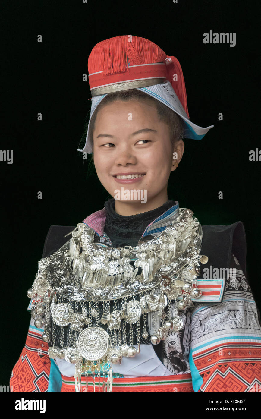 Frau Modellierung Ge Jia traditionelle verzierten silbernen Halskette, Matang Dorf, Guizhou Provinz, China Stockfoto
