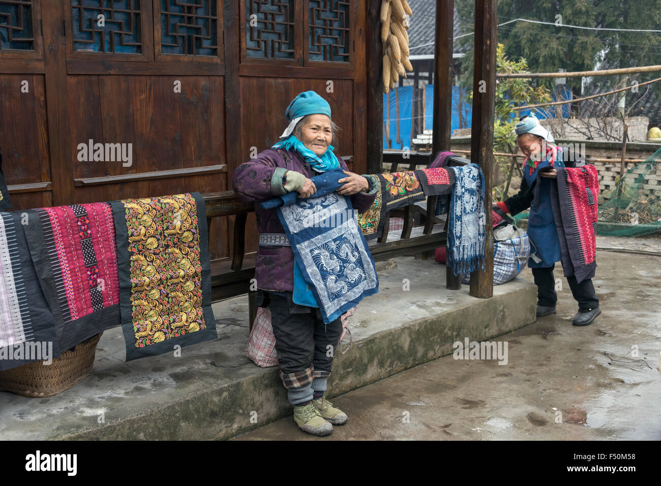 Matang Ge Jia Dorfältesten mit Spezialität Stickerei und Batiken, Matang Dorf, Guizhou Provinz, China Stockfoto