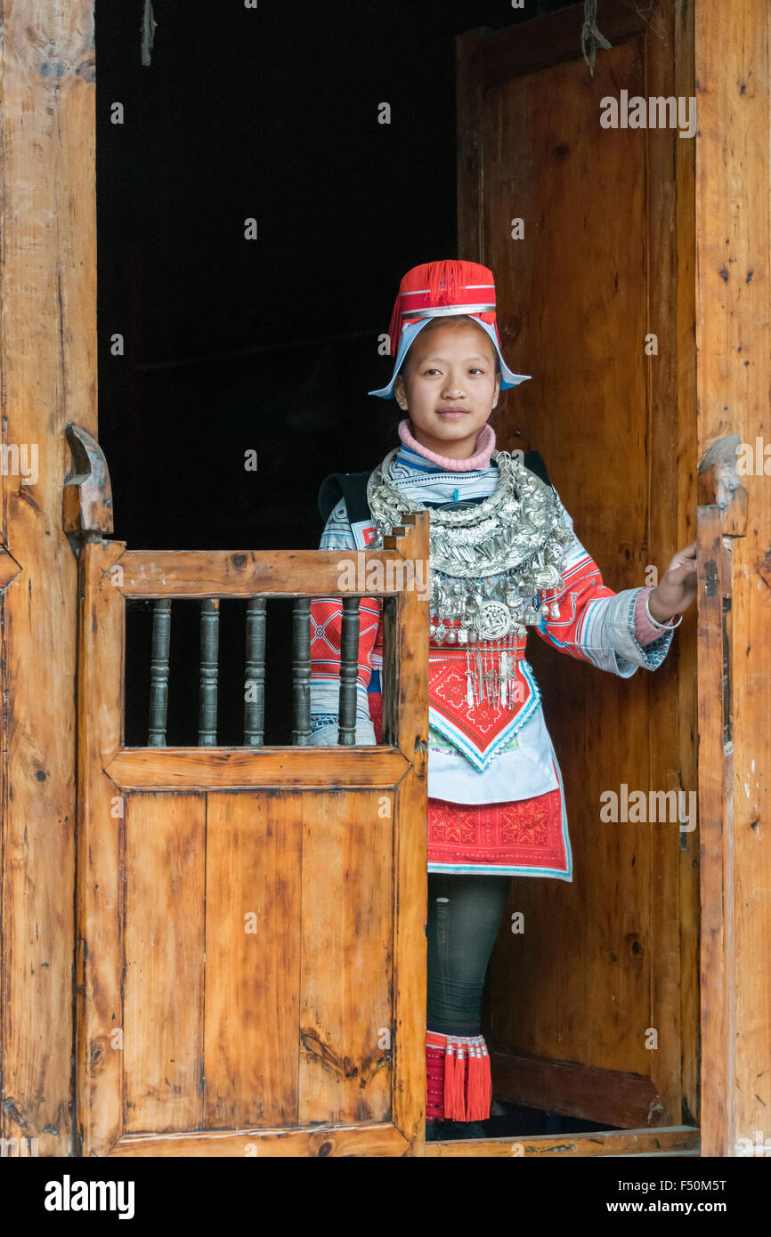 Ge-Jia-Frau in einer hölzernen Tür, Matang Dorf, Guizhou Provinz, China Stockfoto