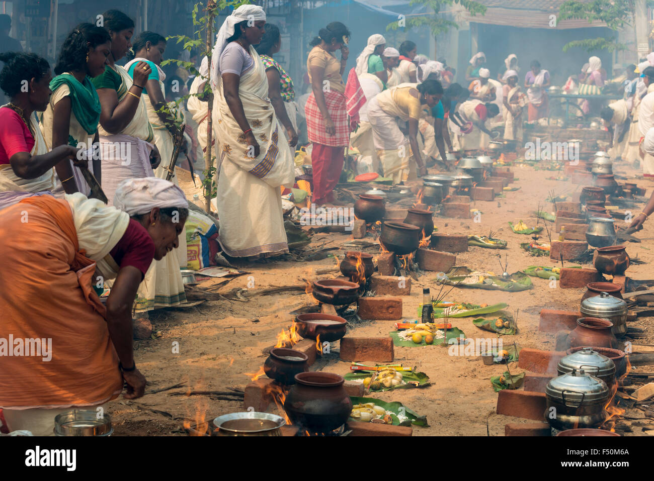 Viele Frauen, 3,5 Millionen insgesamt, sind Kochen Prasad auf offenem Feuer in den belebten Straßen während der pongala Festival Stockfoto