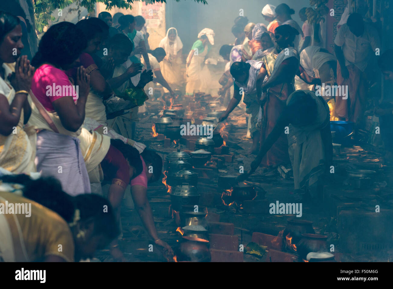 Viele Frauen, 3,5 Millionen insgesamt, sind Kochen Prasad auf offenem Feuer in den belebten Straßen während der pongala Festival Stockfoto