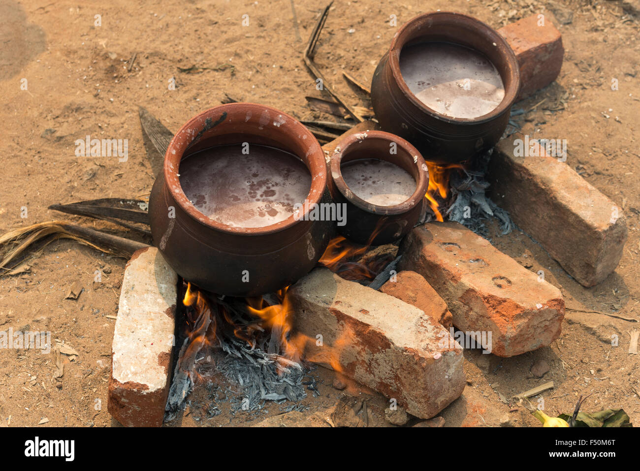 Lehm Töpfe sind für das Kochen in einer belebten Straße während der pongala Festival verwendet Stockfoto