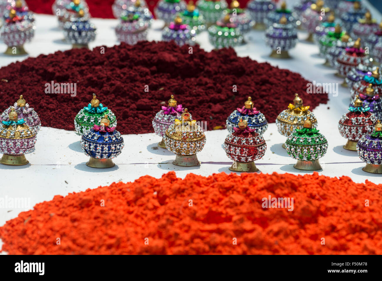 Farbe Pulver und kleine Behälter sind für den Verkauf in den belebten Straßen während der pongala Festival Stockfoto