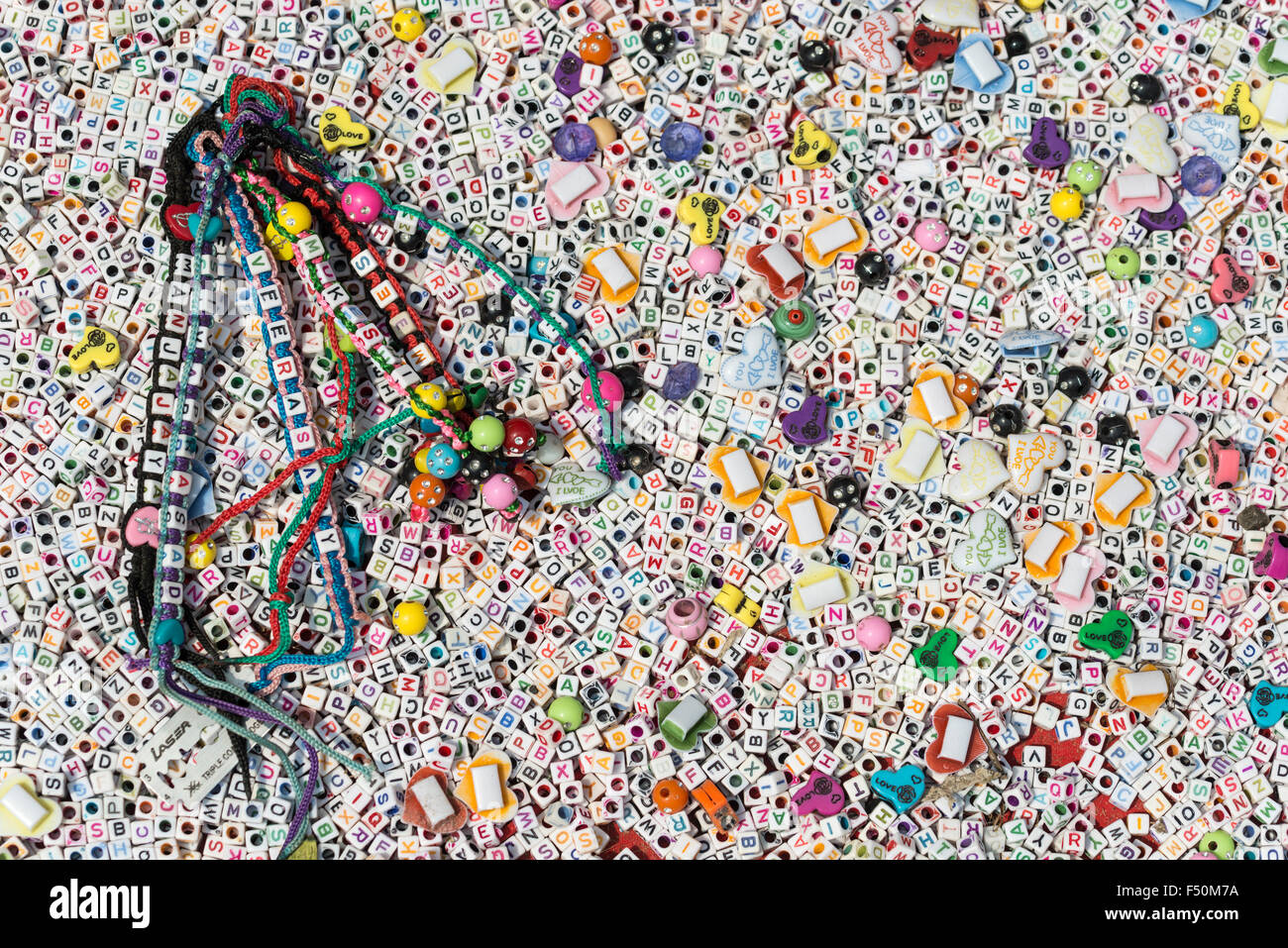 Bunte Perlen sind für den Verkauf in den belebten Straßen während der pongala Festival Stockfoto