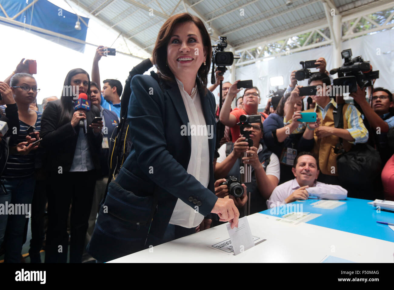 Guatemala-Stadt, Guatemala. 25. Oktober 2015. Der Präsidentschaftskandidat für die nationale Einheit der Hoffnung (UNE, für seine Abkürzung in spanischer Sprache) party Sandra Torres (vorderen) wirft ihre Stimme in einem Wahllokal in Guatemala-Stadt, Hauptstadt von Guatemala, am 25. Oktober 2015. Guatemalteken begann Gießen Stimmzettel in eine Präsidentschaftswahl Stichwahl Sonntag. Bildnachweis: Str/Xinhua/Alamy Live-Nachrichten Stockfoto