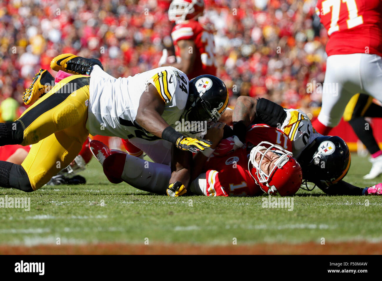 25. Oktober 2105: Kansas City Chiefs Quarterback Alex Smith (11) ist von Pittsburgh Steelers innen Linebacker Lawrence Timmons (94) und Pittsburgh Steelers innen Linebacker Ryan Shazier (50) während die NFL-Spiel zwischen der Pittsburgh Steelers und die Kansas City Chiefs im Arrowhead Stadium in Kansas City, Missouri geplündert Die Häuptlinge besiegten die Steelers 23-13 Tim Warner/CSM. Stockfoto