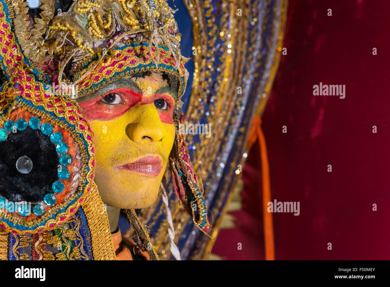 Porträt einer theyyam Tänzer mit Gelb bilden bei einem tempelfest Stockfoto