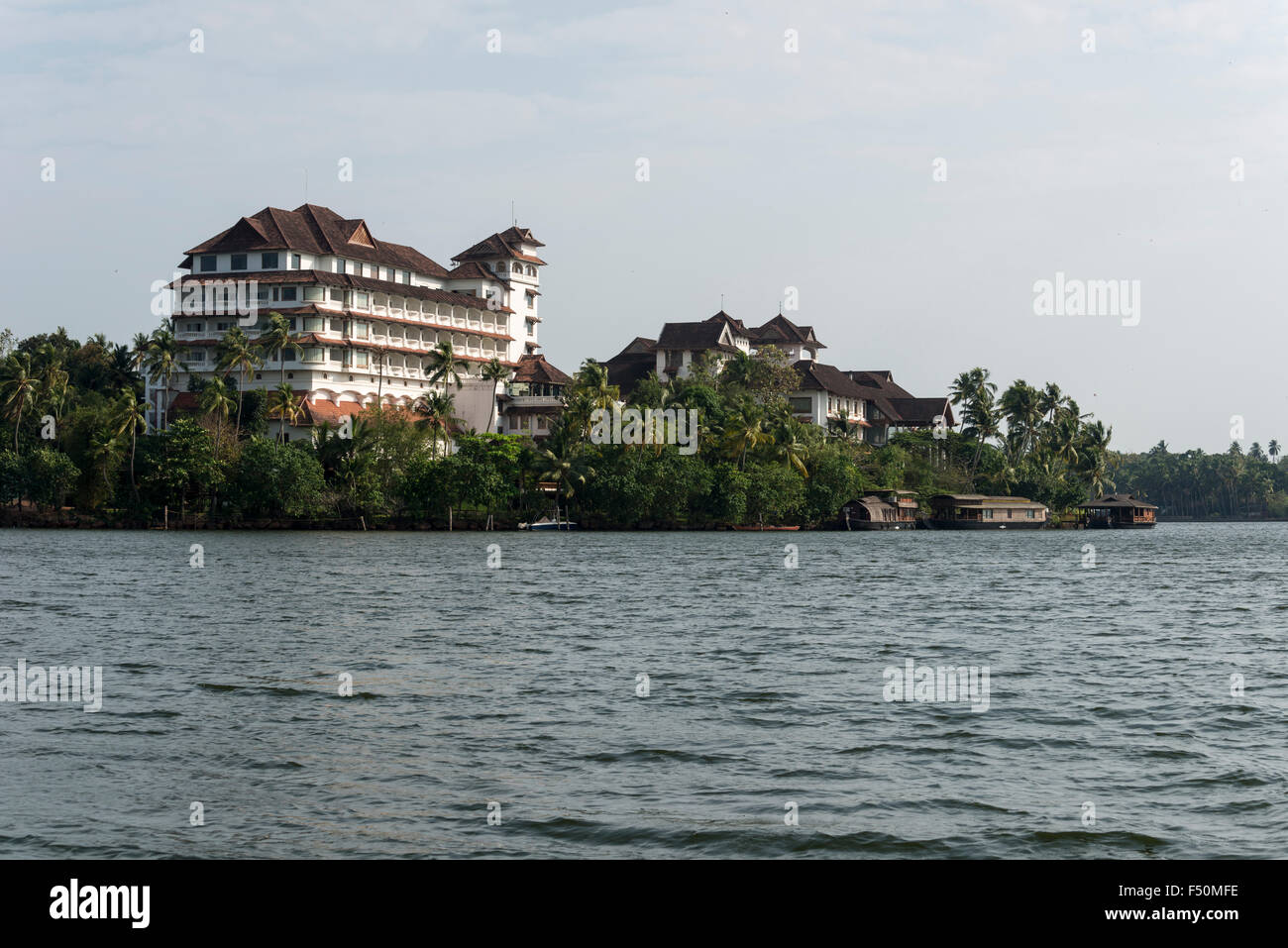 Die San Benito kollam Resort befindet sich am Ufer eines großen Sees Stockfoto