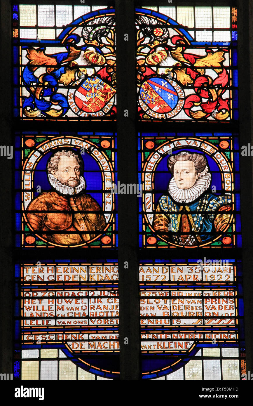 BRIELLE, Niederlande - 8. August 2015: Glasmalerei-Fenster Darstellung von William I, Prinz von Oranien und seiner Frau Charlotte von Stockfoto