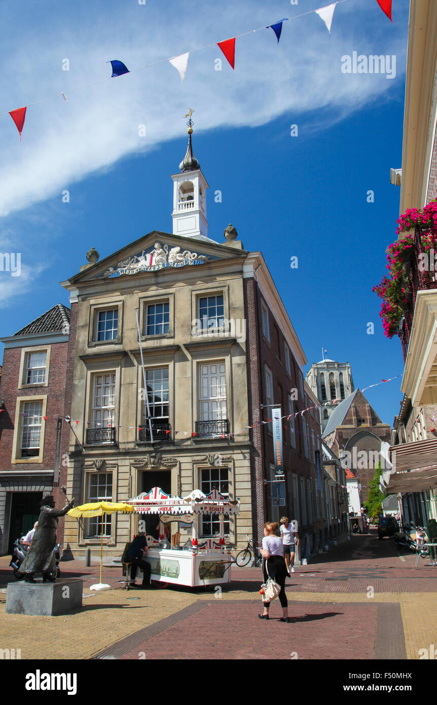 BRIELLE, Niederlande - 8. August 2015: Alte Rathaus (heute historisches Museum) von Brielle, auch bekannt als Den Briel, Nether Stockfoto