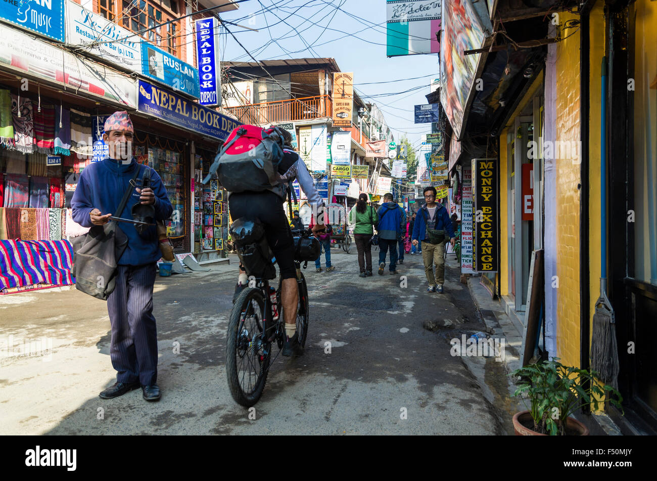 Touristische Radfahren in den belebten Straßen von Kathmandu Stockfoto