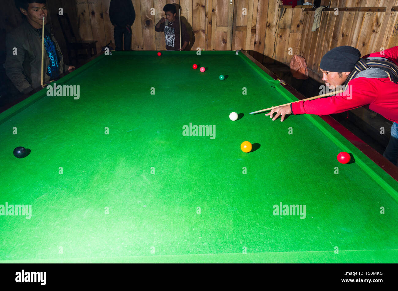 Lokale Männer spielen Pool Billard Stockfoto