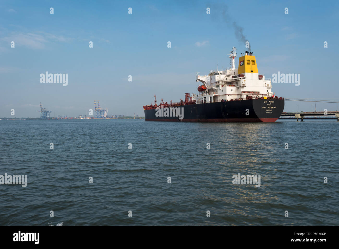 Ein tiefes Meer Schiff nähert sich der cochin Port, einen der wichtigsten Häfen in Süd West India Stockfoto