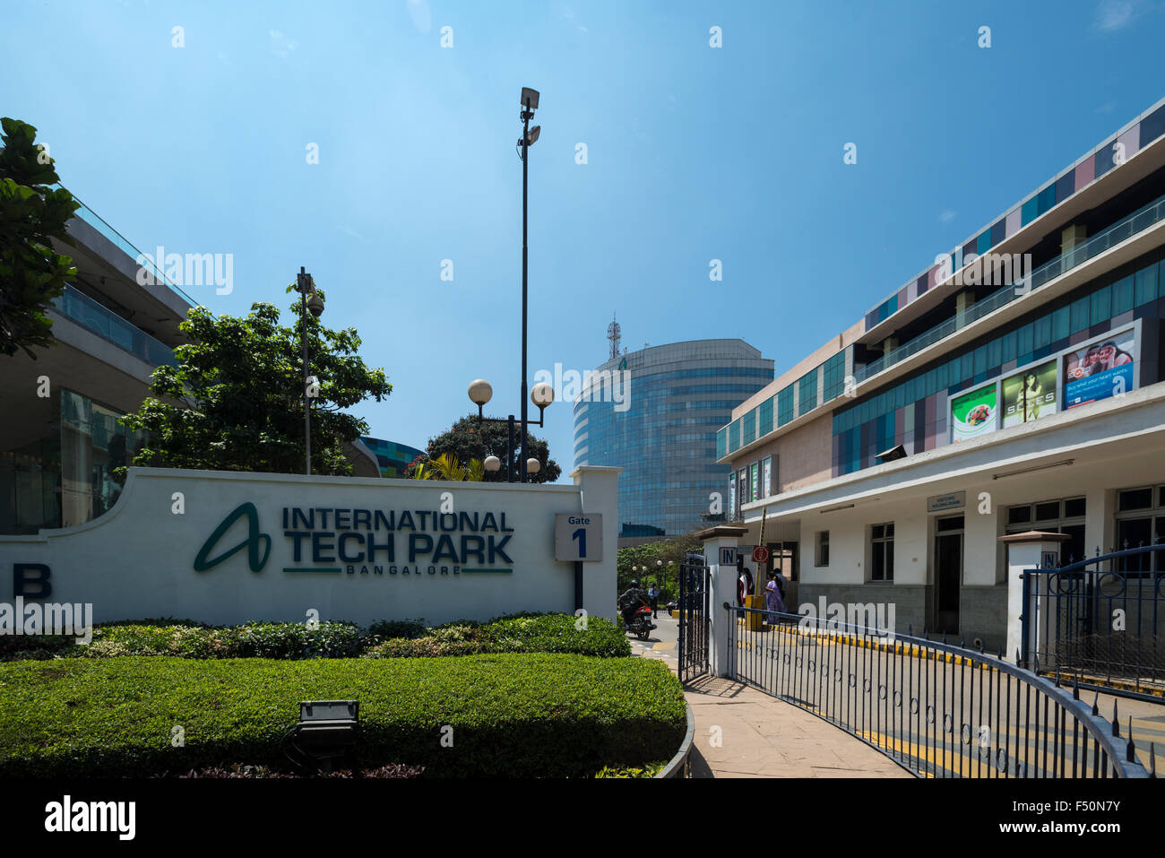 Eingangstor des internationalen Tech Park in den weißen Feldern, einem der Rechenzentren Stockfoto