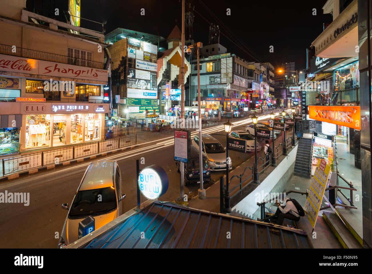 Mahatma Gandhi Road, Mg Road, ist eine von amusement Flecken der Stadt, bei Nacht Stockfoto