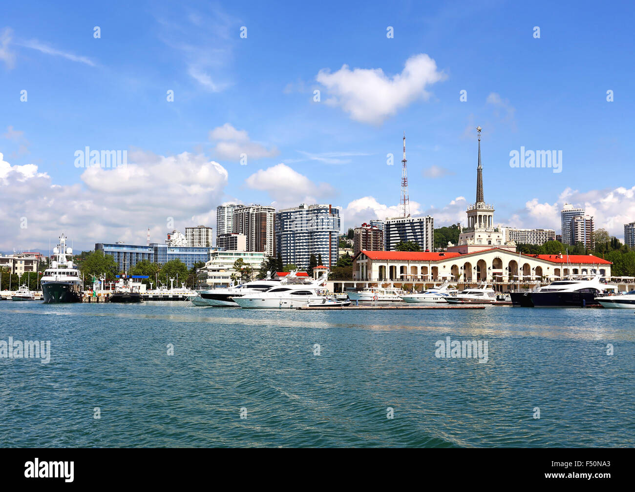 Marine Yachten und Passagierschiffe am Liegeplatz auf dem Hintergrund der Passagier Seehafen Stockfoto