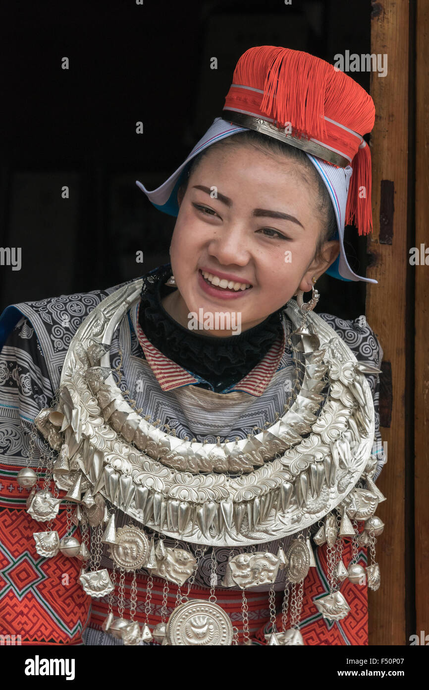 Porträt eines lächelnden Ge Jia Frau, Matang Dorf, Guizhou Provinz, China Stockfoto