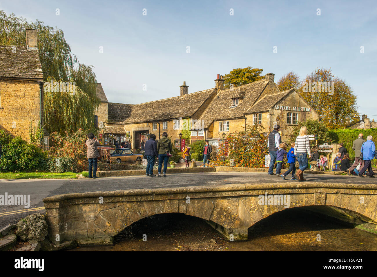 Brücke über den River Windrush in der Nähe der Motor Museum in Bourton auf dem Wasser in den Cotswolds Gloucestershire Stockfoto