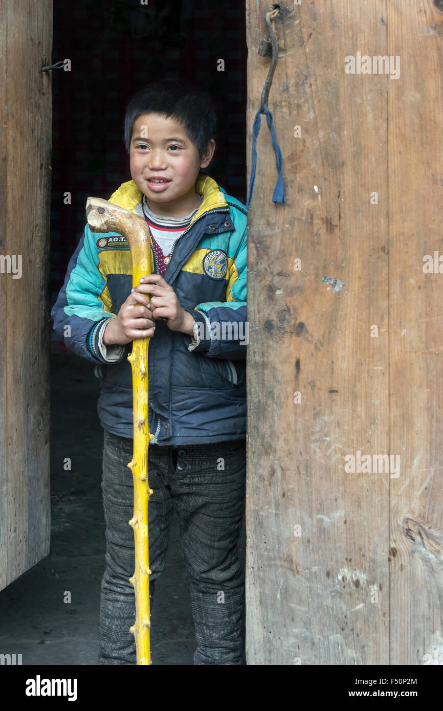 Junge mit einem großen Gehstock, Shiqiao Miao Dorf, Guizhou Provinz, China Stockfoto