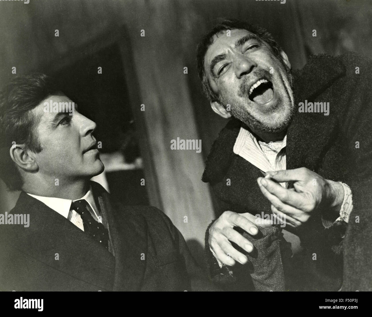 Die Schauspieler Anthony Quinn und Alan Bates in einer Szene aus dem Film "Zorbas der Grieche", USA Stockfoto