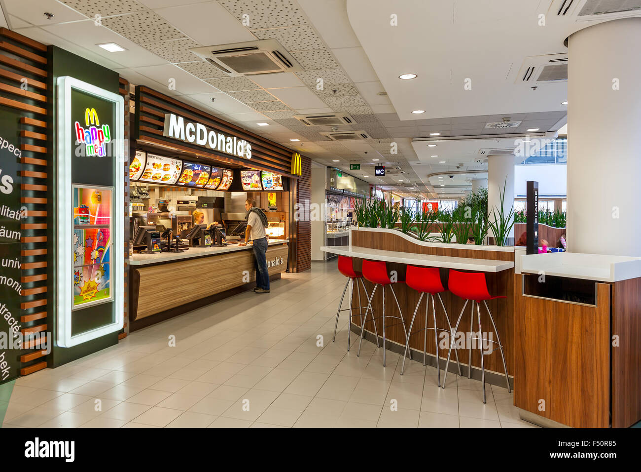 McDonald's-Restaurant im Inneren Flora Handelszentrum in Prag, Tschechien. Stockfoto