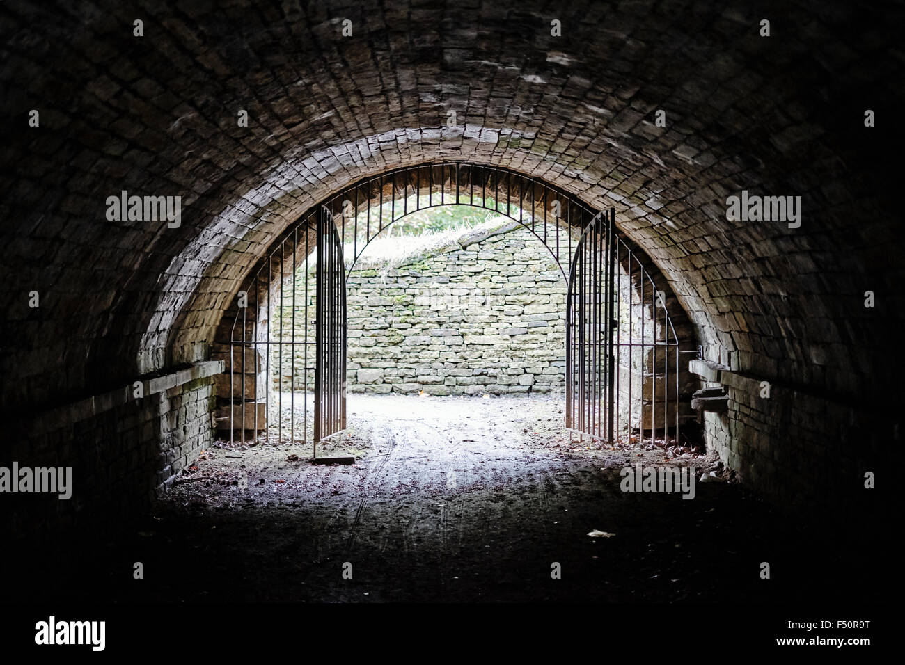 Ausfahrt eines Ziegel-Tunnels mit offenen Toren Stockfoto