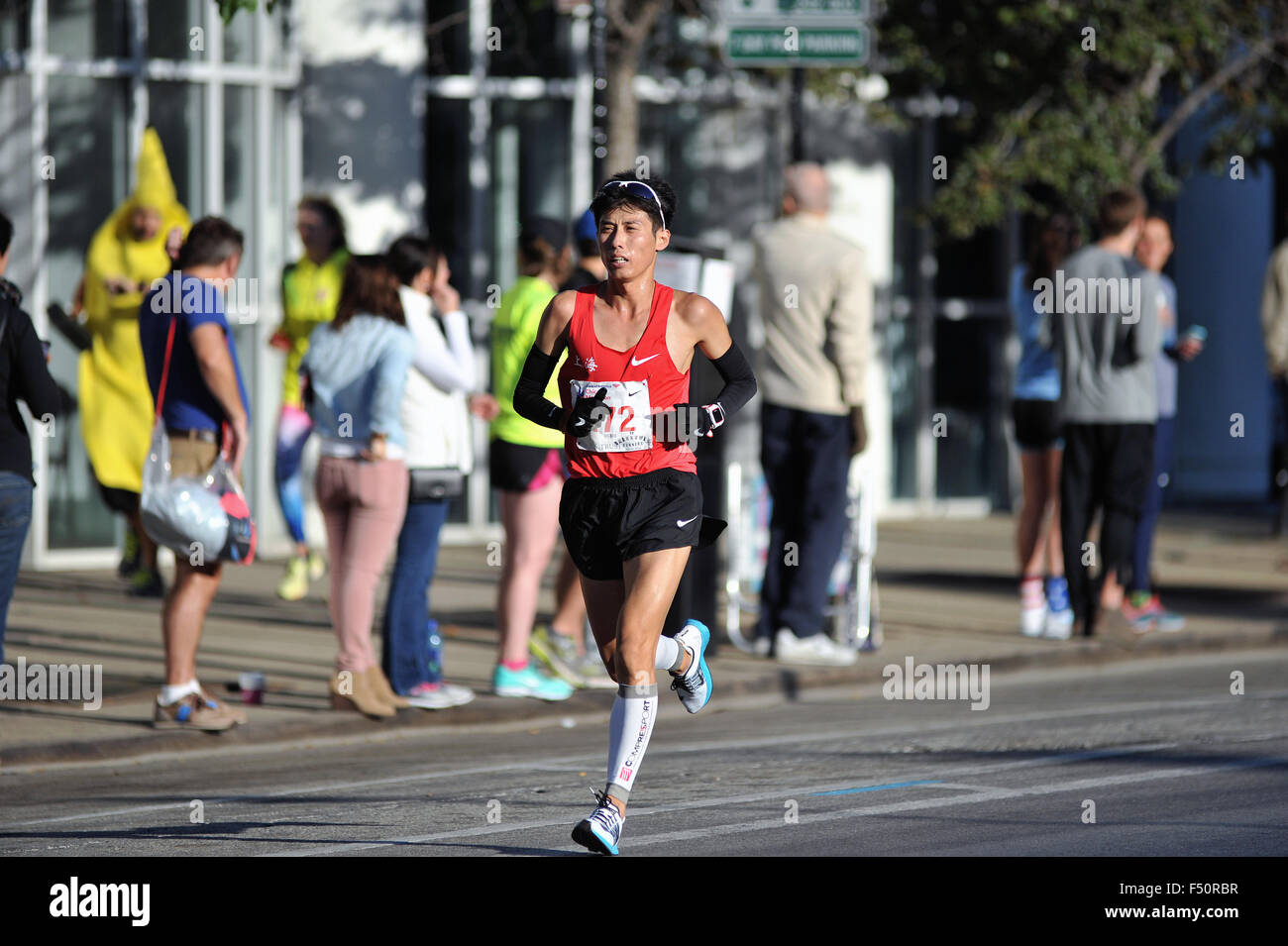 Shaui Yang (China) in der ersten Hälfte des Chicago Marathon 2015 isoliert. Yang aufgebrauchter mit einer Zeit von 2:51:56. Chicago, Illinois, USA. Stockfoto