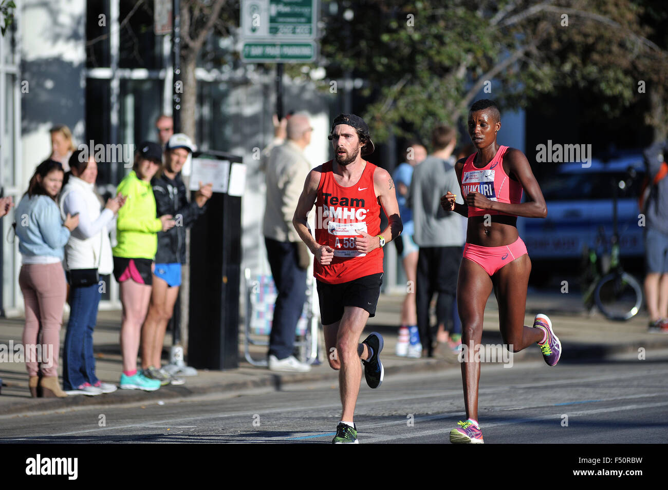 Männer und Frauen Athleten konkurrieren Seite an Seite an der Chicago Marathon 2015. Chicago, Illinois, USA. Stockfoto