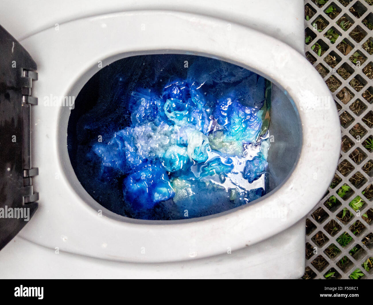 Menschliche Abfälle in tragbare Toilette Stockfoto