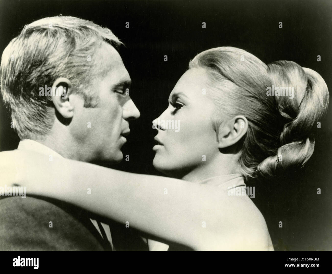 Die Schauspieler Steve McQueen und Faye Dunaway in einer Szene aus dem Film "The Thomas Crown Affair", USA Stockfoto