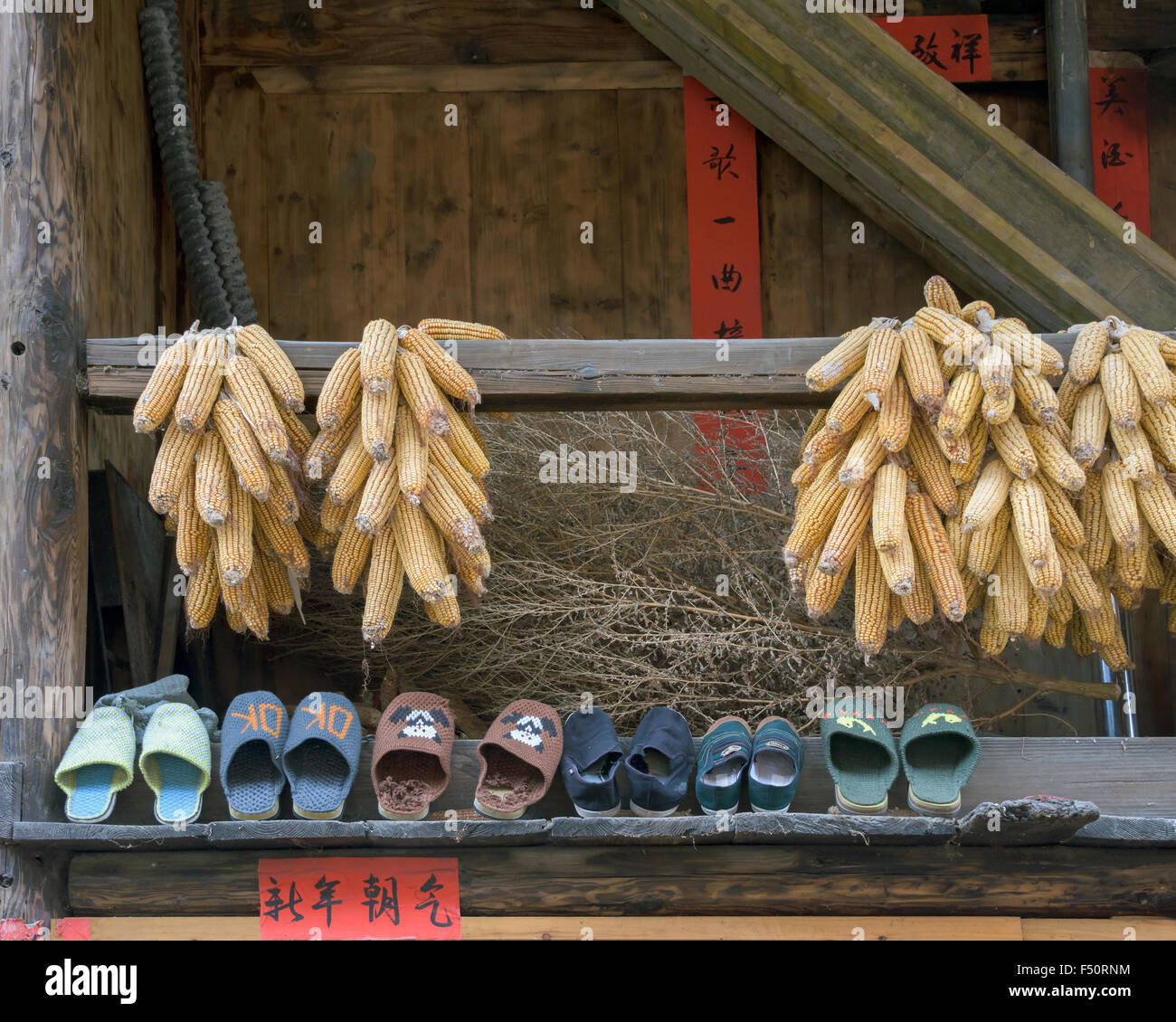 Trocknen von Mais und Schuhe, Shiqiao Miao Dorf, Guizhou Provinz, China Stockfoto