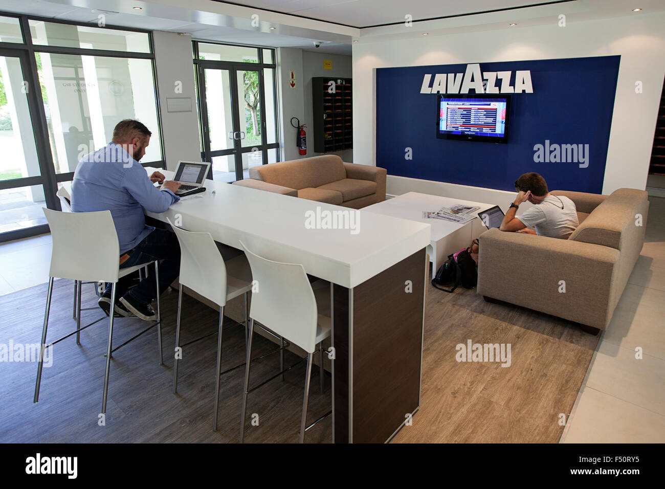Zwei UCT GSB Studenten arbeiten an Laptops in einer lounge Stockfoto