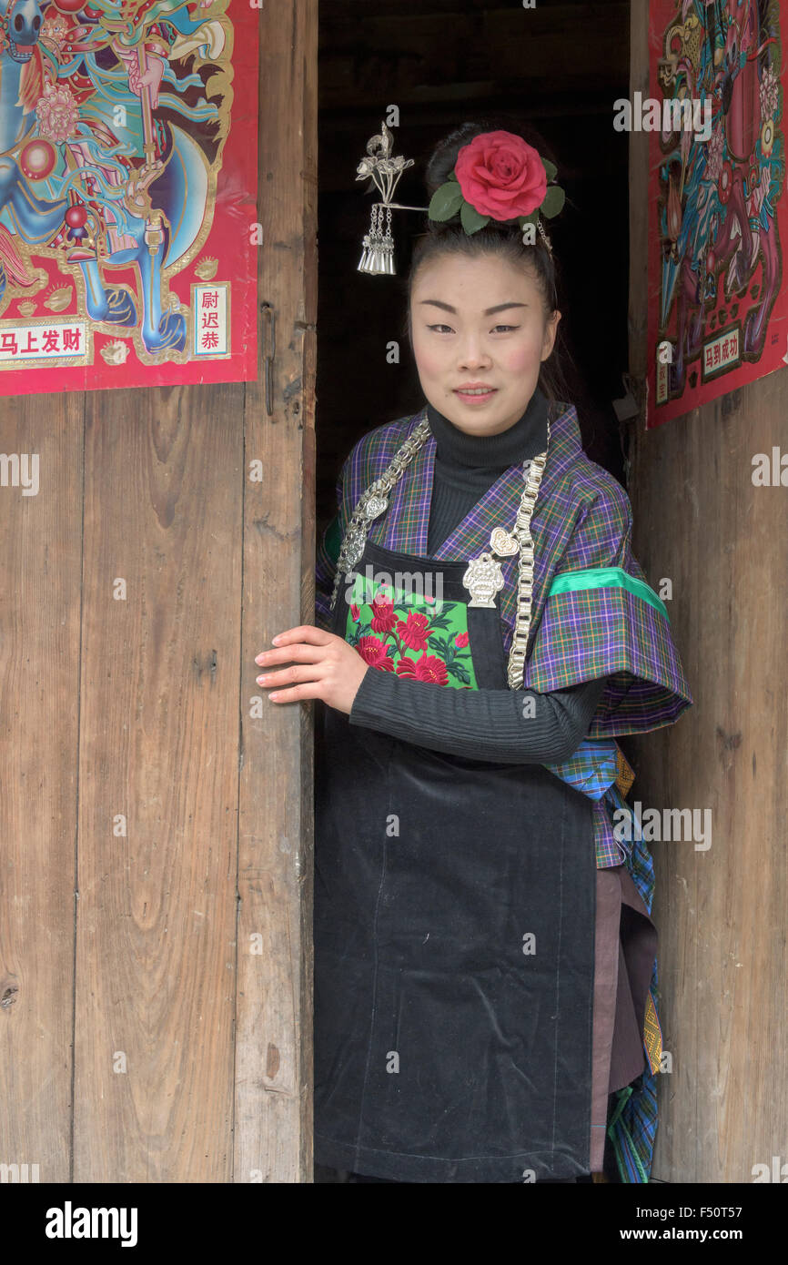 Lächelndes Mädchen Miao in ethnische Kleidung, Shiqiao Dorf, Guizhou Provinz, China Stockfoto