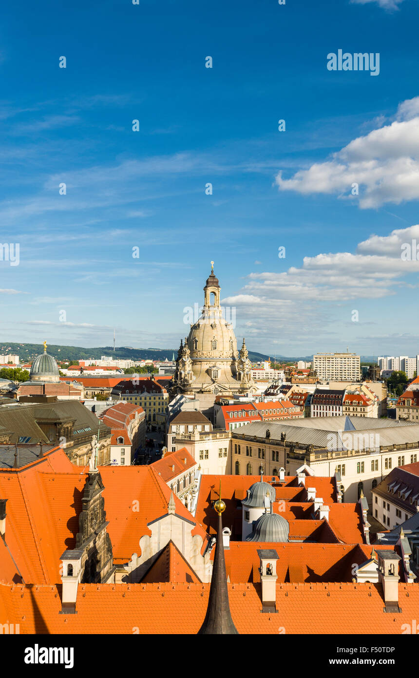 Blick vom Turm hausmannsturm über den Dächern von Dresden Altstadt in Richtung Osten, mit der Kirche Unserer Lieben Frau in der Ferne Stockfoto