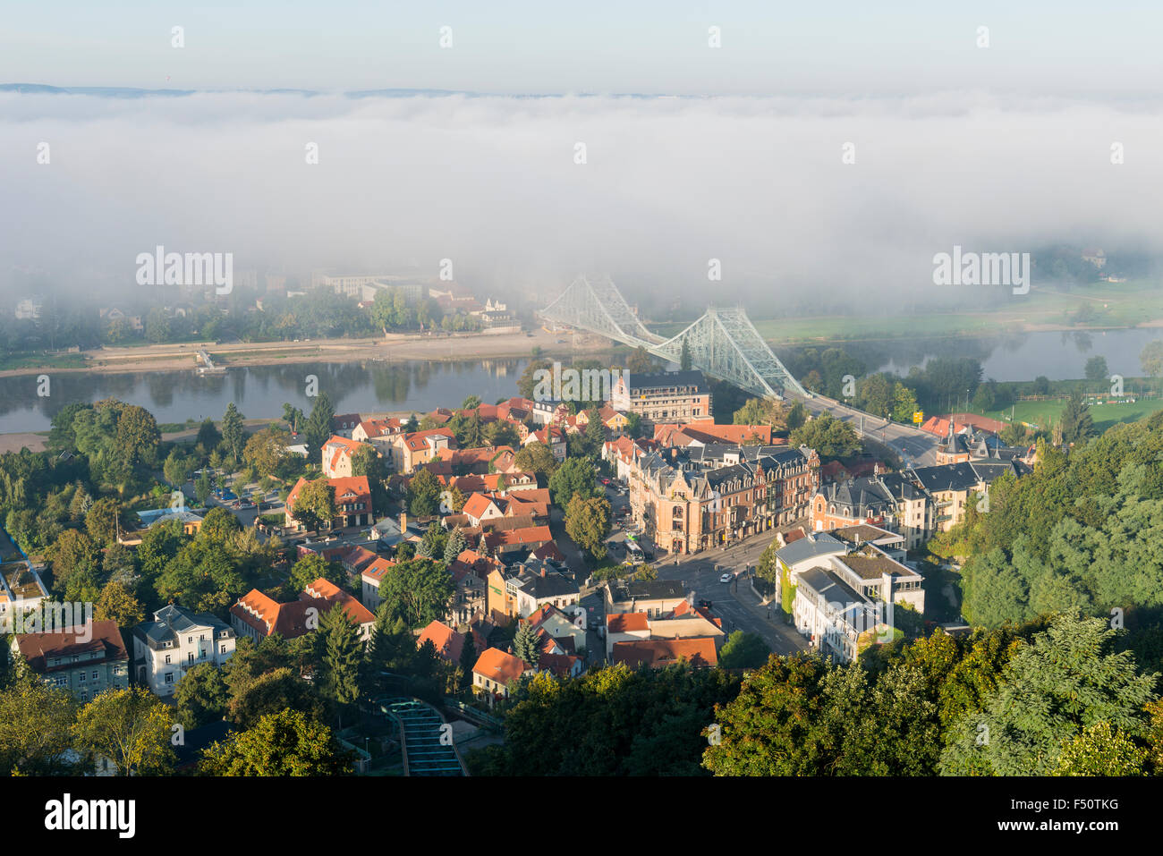 Das Blaue Wunder Brücke, teils im Morgennebel, überquert die Elbe, im Vorort loschwitz Stockfoto