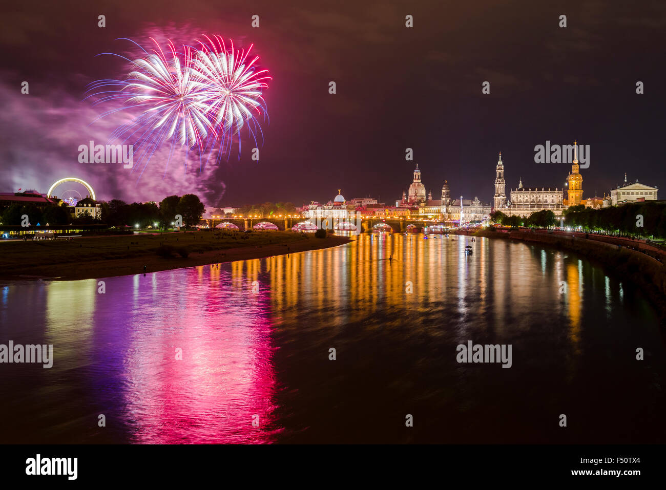 Feuerwerk erhellt die Altstadt mit Frauenkirche und die Brühlsche Terrasse, von der Brücke marien Brücke gesehen. Stockfoto