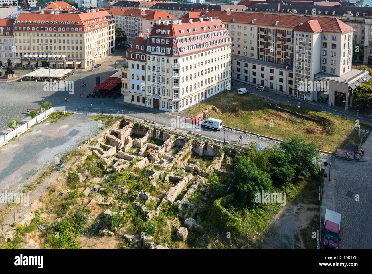 Eine Luftaufnahme von einer archäologischen Stätte am Neumarkt vor der Kirche Unserer Lieben Frau in den alten Teil der Stadt Stockfoto